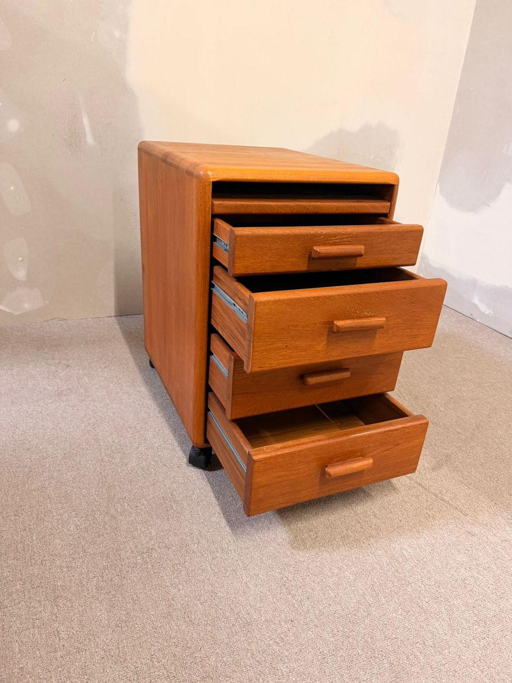 Banconi: Vintage Teakholz Rollcontainer mit 4 Schubladen 1 Ablagefach – Usato da Rickenbach ZH venduto da Der-Insider 1