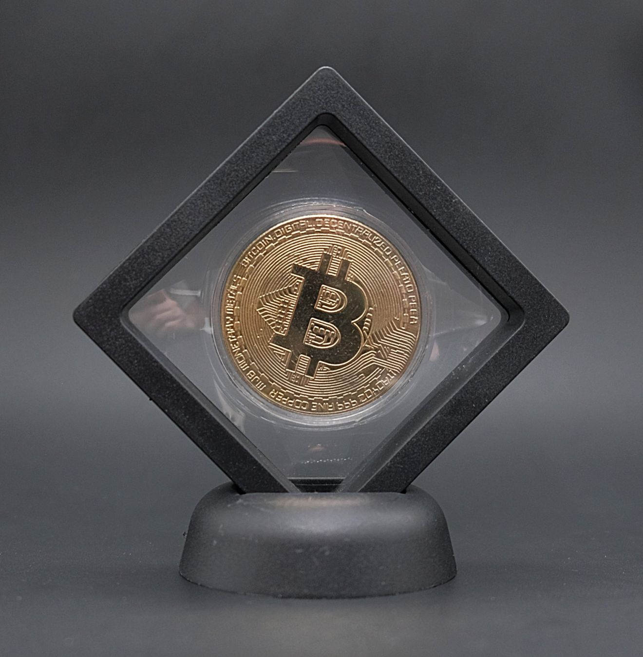 Tutti le monete: Schwebende Bitcoin Münze mit Vitrine und Box – Usato da Volketswil venduto da brockipfannenstil