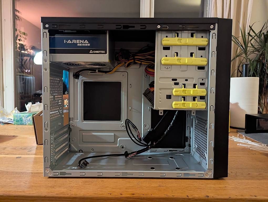 Custodie: Chieftec mATX Gehäuse CT-01B mit 350 W Netzteil – Usato da Zürich venduto da FilipJanasz 3