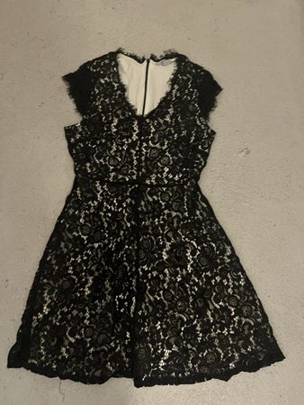 Schwarzes Spitzenkleid, für die Vorweihnachtszeit .. chick