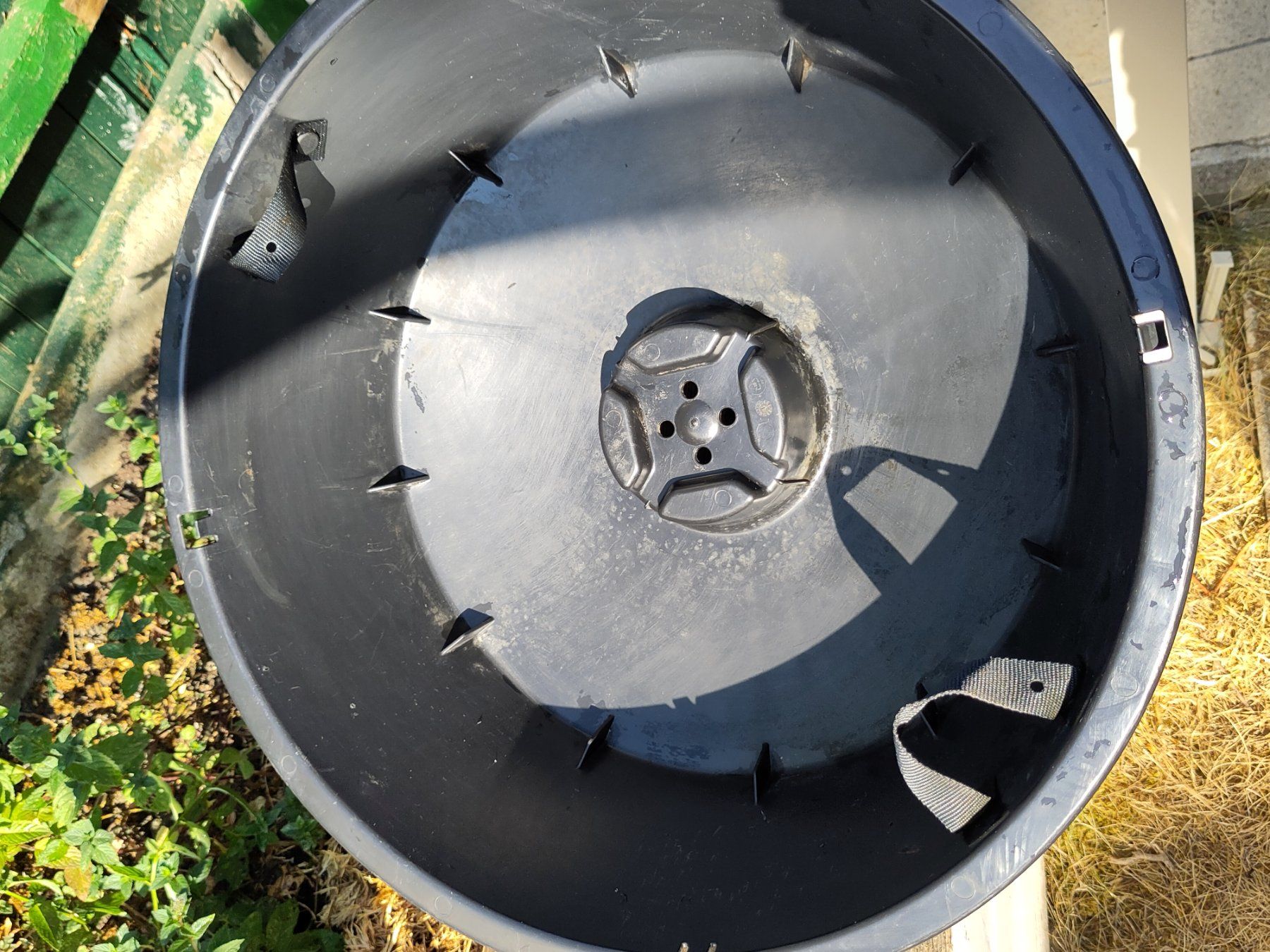 Bewässern & Giessen: Wasserfass mit Pflanzaufsatz – Gebraucht aus Bubendorf von streitsi 3