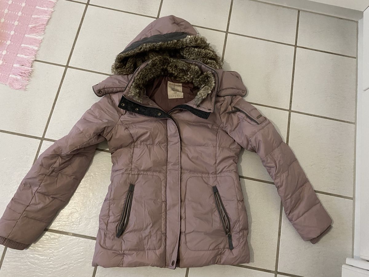 Esprit Vestes: Esprit Daunenjacke Grösse 36 – D'occasion à Winterthur par Sunshineandrain