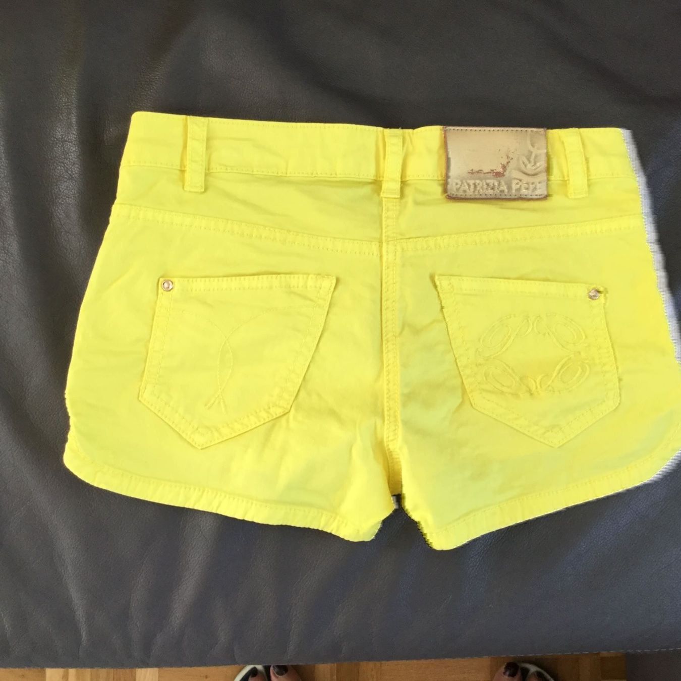 Patrizia Pepe Pantaloni: Lässige Shorts gelb – Nuovo (secondo la descrizione) da Horw venduto da Benny017 1