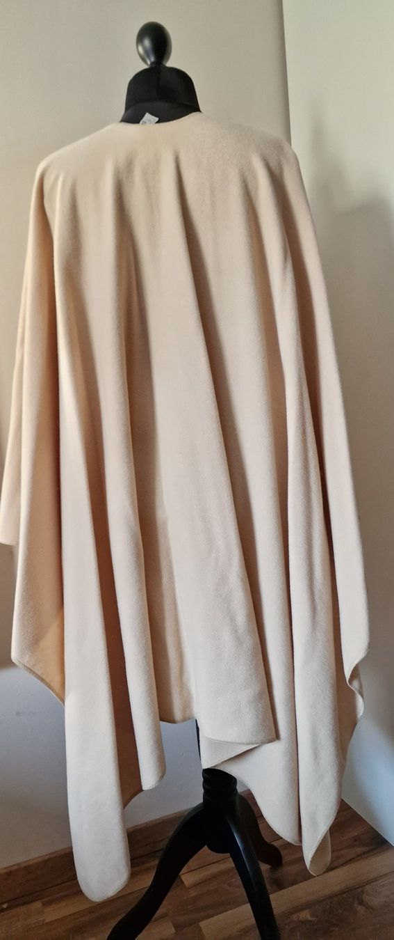 Marc Cain Altro in Moda donna: Damen Umhang hellbeige einfarbig Marccain – Usato da Münchenstein venduto da strolch001 2