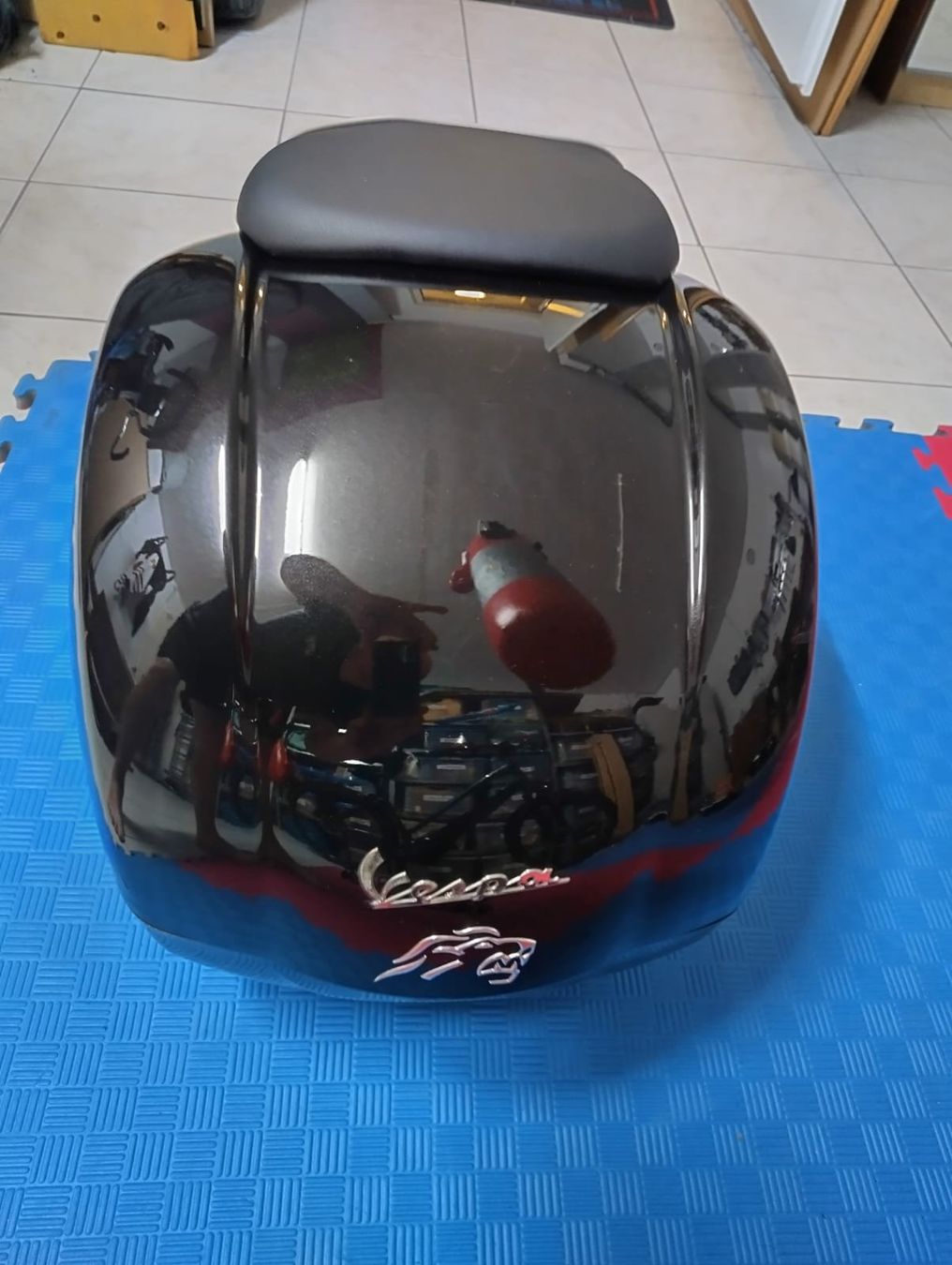 Vespa Topcase: Vespa Top Case schwarz glänzend – Gebraucht aus Männedorf von Mokupuni