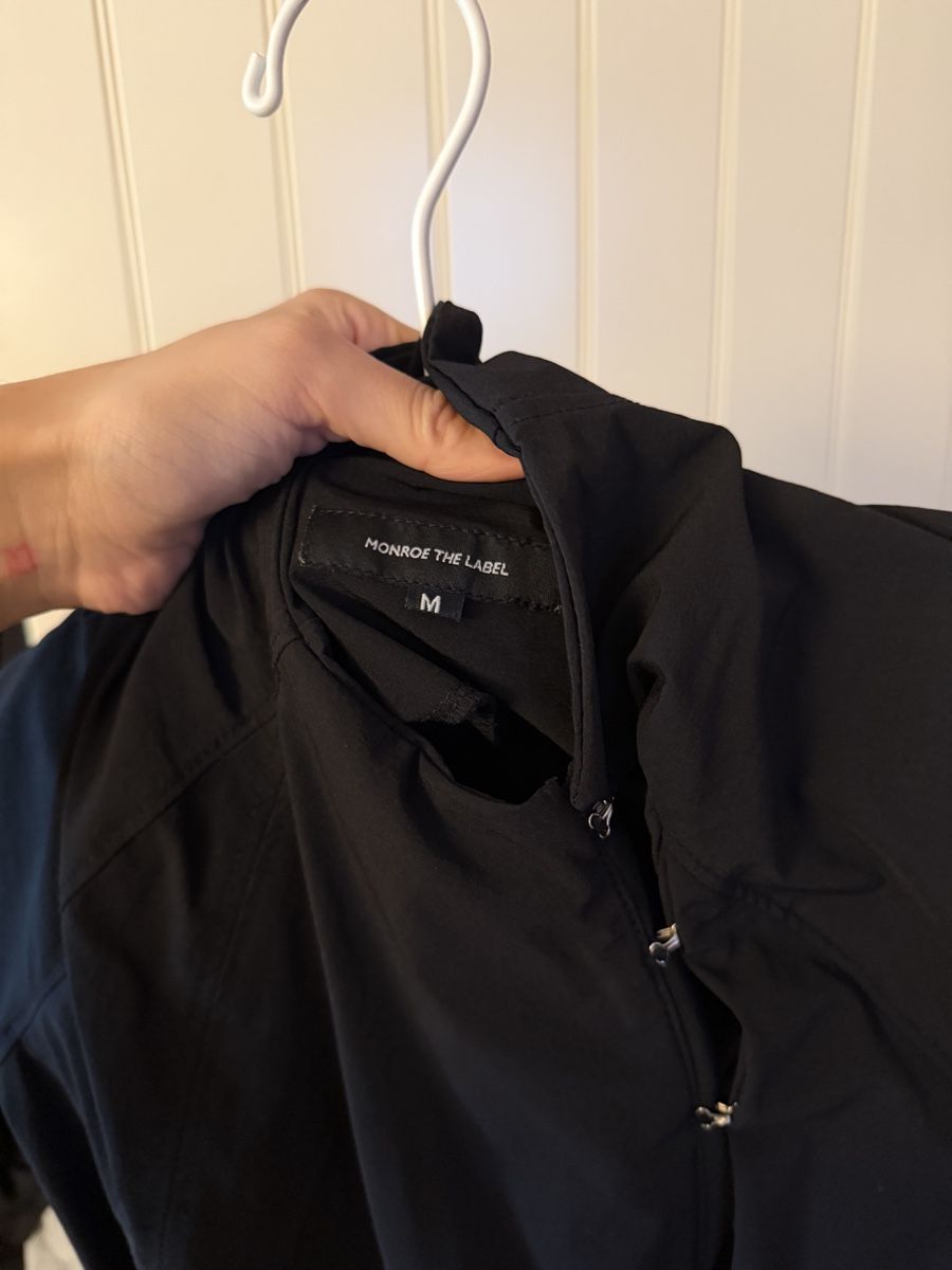 T-shirt: Assymetrical black shirt – Nuovo (secondo la descrizione) da Zürich venduto da sad_rd9w 2