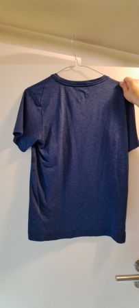 2 Nike T-Shirts un Blau und Rot. Für Kinder 158 - 170