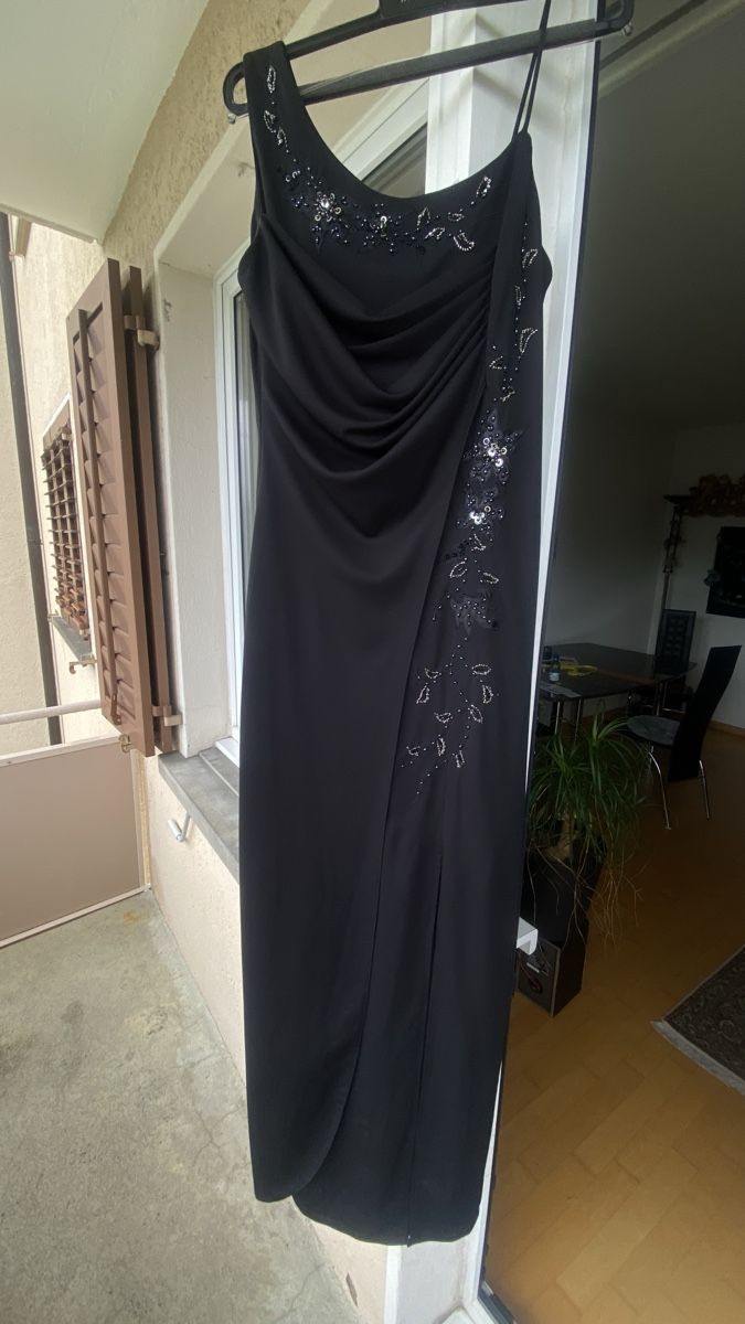 Kleider: Abendkleid schwarz mit Perlen Grösse 38 neuwertig – Gebraucht aus luzern von bar_5gtr