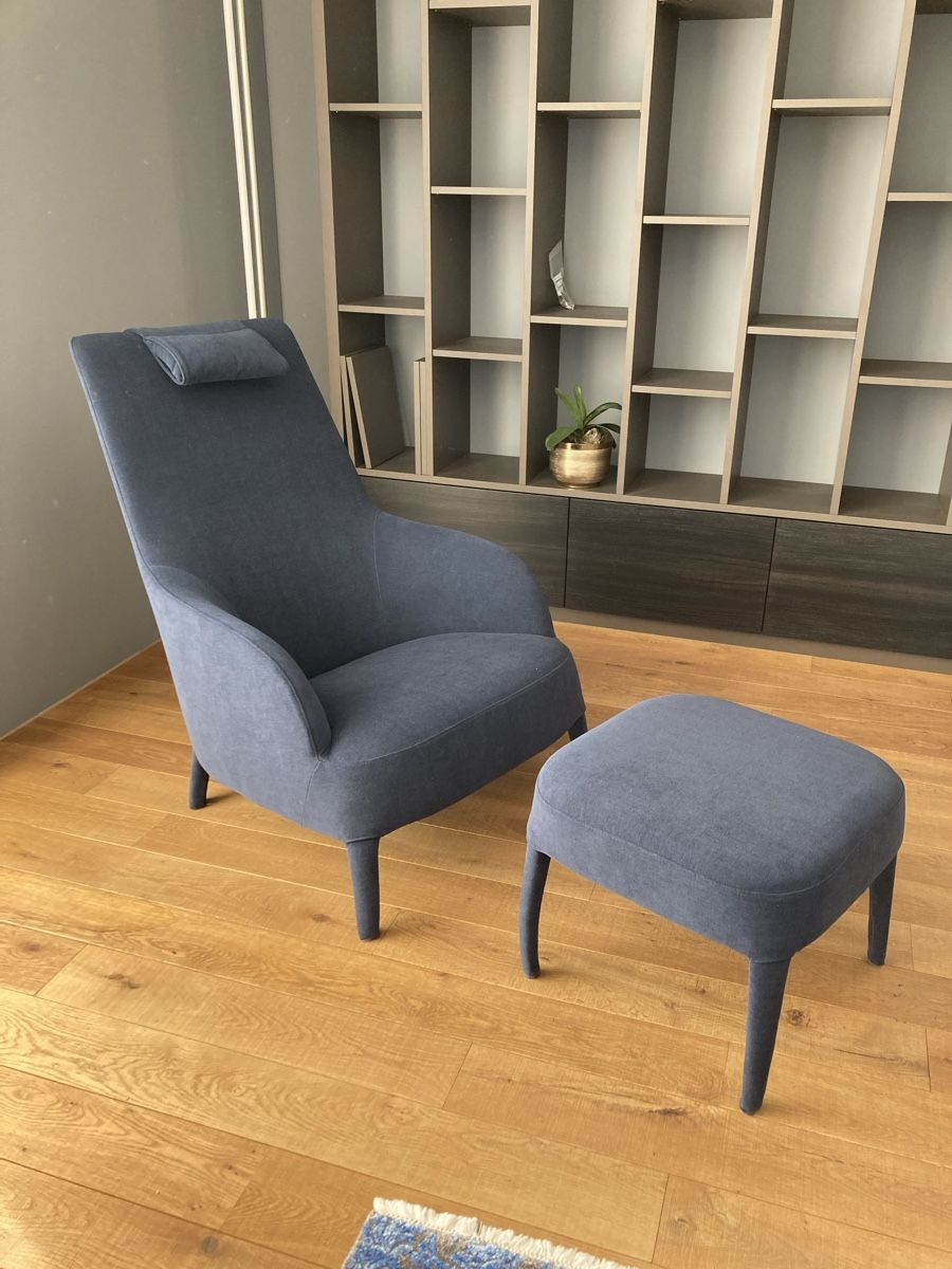 Poltrone: Maxalto Febo Sessel mit Hocker – Nuovo (secondo la descrizione) da Baar venduto da LC2Sessel