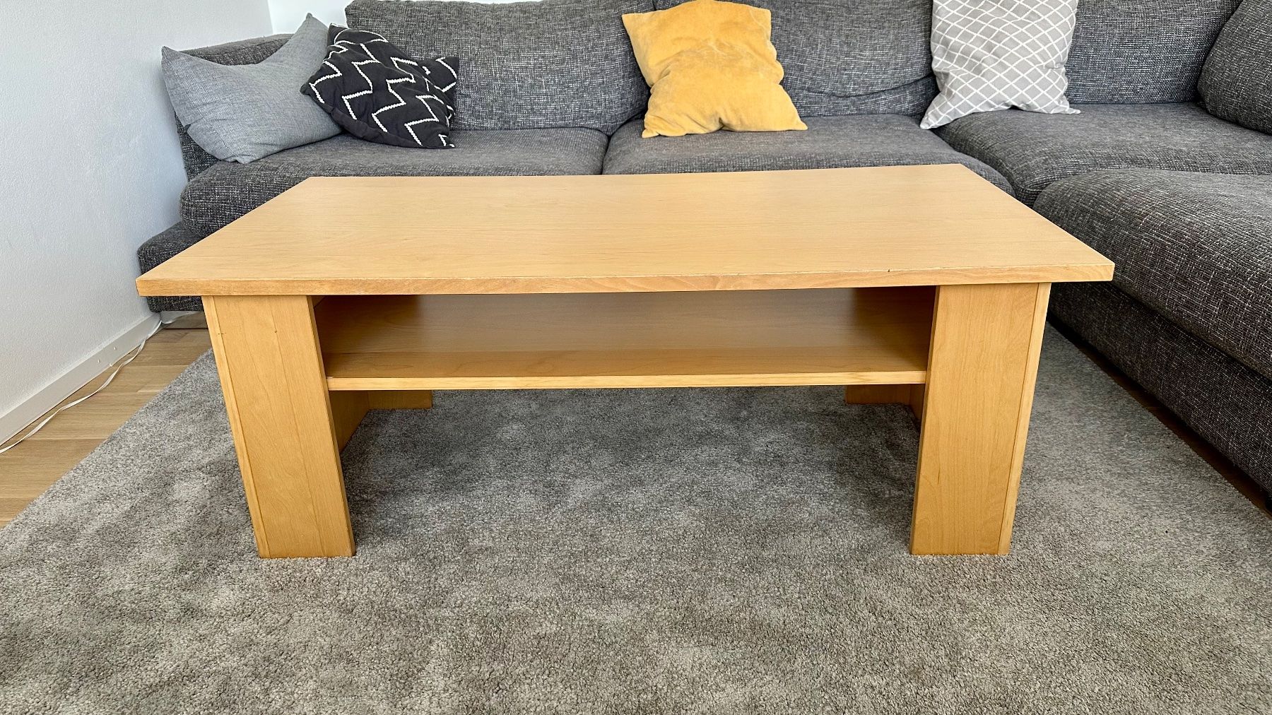 Tables: Couchtisch Holz mit Ablagefläche – D'occasion à Münsingen par Tobias200048 1