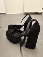 Schwarze Plateau-Pumps mit Blockabsatz & Knöchelriemen
