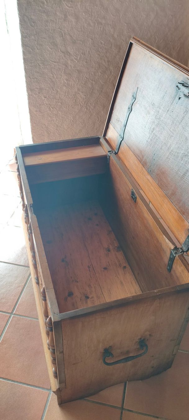 Truhen: Coffre en bois sculpté – Gebraucht aus Cheyres von Alex60 6
