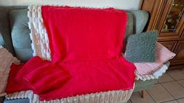 Couverture polaire rouge avec bordure, état neuf lot de 4