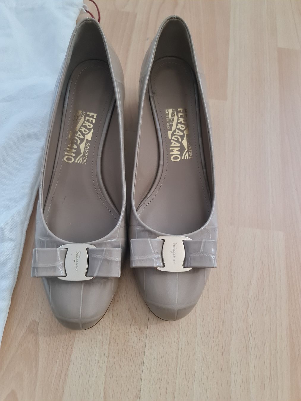 Salvatore Ferragamo Scarpe da donna: Elegante Ferragamo Pumps, Gr. 38, beige – Nuovo (secondo la descrizione) da Ibach venduto da ole_6whn