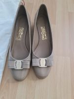 Elegante Ferragamo Pumps, Gr. 38, beige