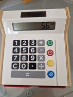 Spielzeugkasse aus Holz mit Rechner
