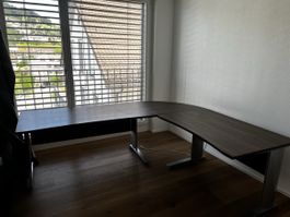 Eckschreibtisch, dunkles Holz, L-Form