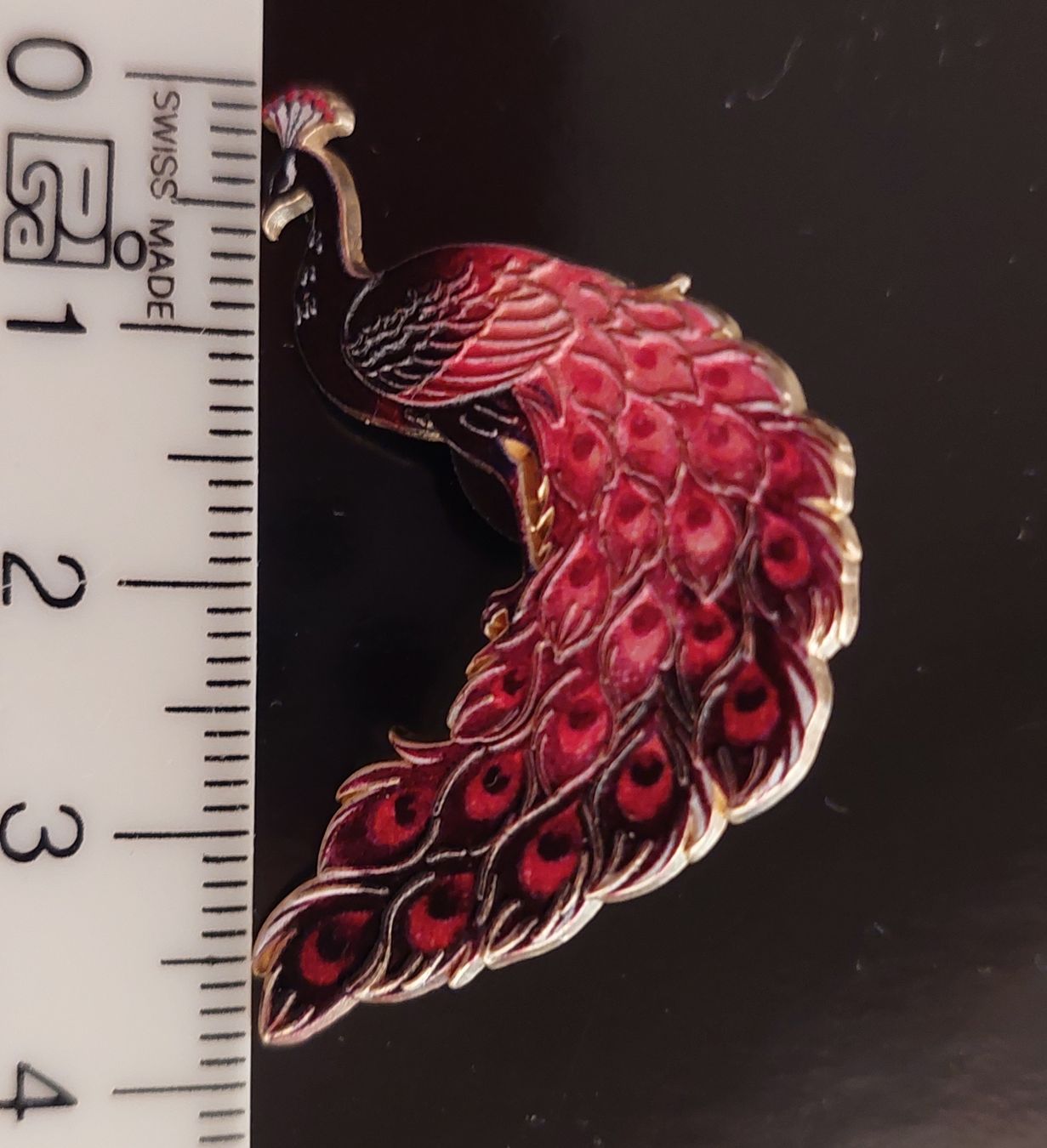 Plaketten & Abzeichen: Pfau Pin violett-rosa – Gebraucht aus Oberwil BL von Kukkaniitty 1