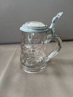Antiker Bierhumpen mit Glasdeckel und Zinnfassung