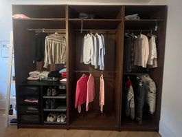 Geräumiger Holz-Kleiderschrank, perfekt für Ankleidezimmer