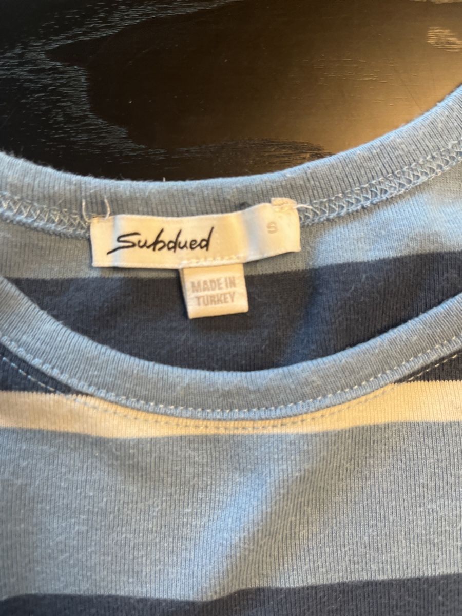 Blusen, T-Shirts & Tops: Subdued cropped top – Gebraucht aus Rüschlikon von ant_5v7g 1