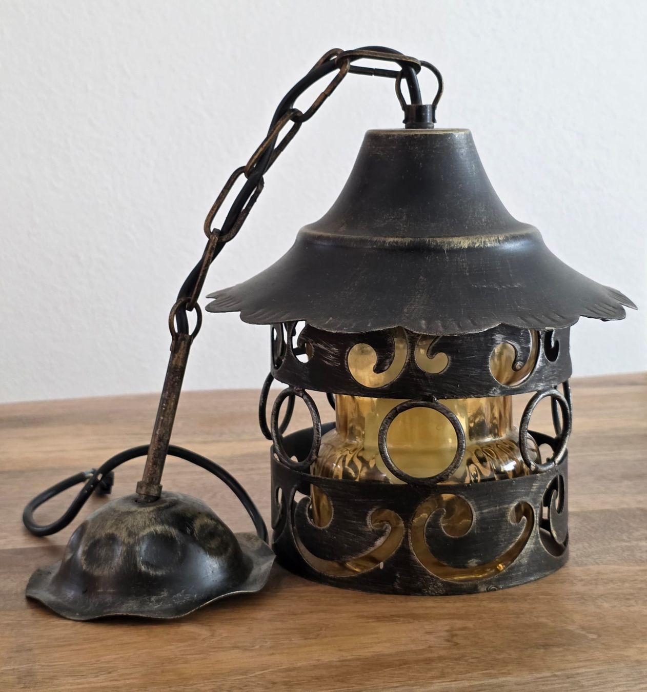 Kronleuchter & Deckenlampen: Hängeleuchte mit Bernstein Glas und Metallgehäuse – Gebraucht aus Rheinsulz von Dred 1