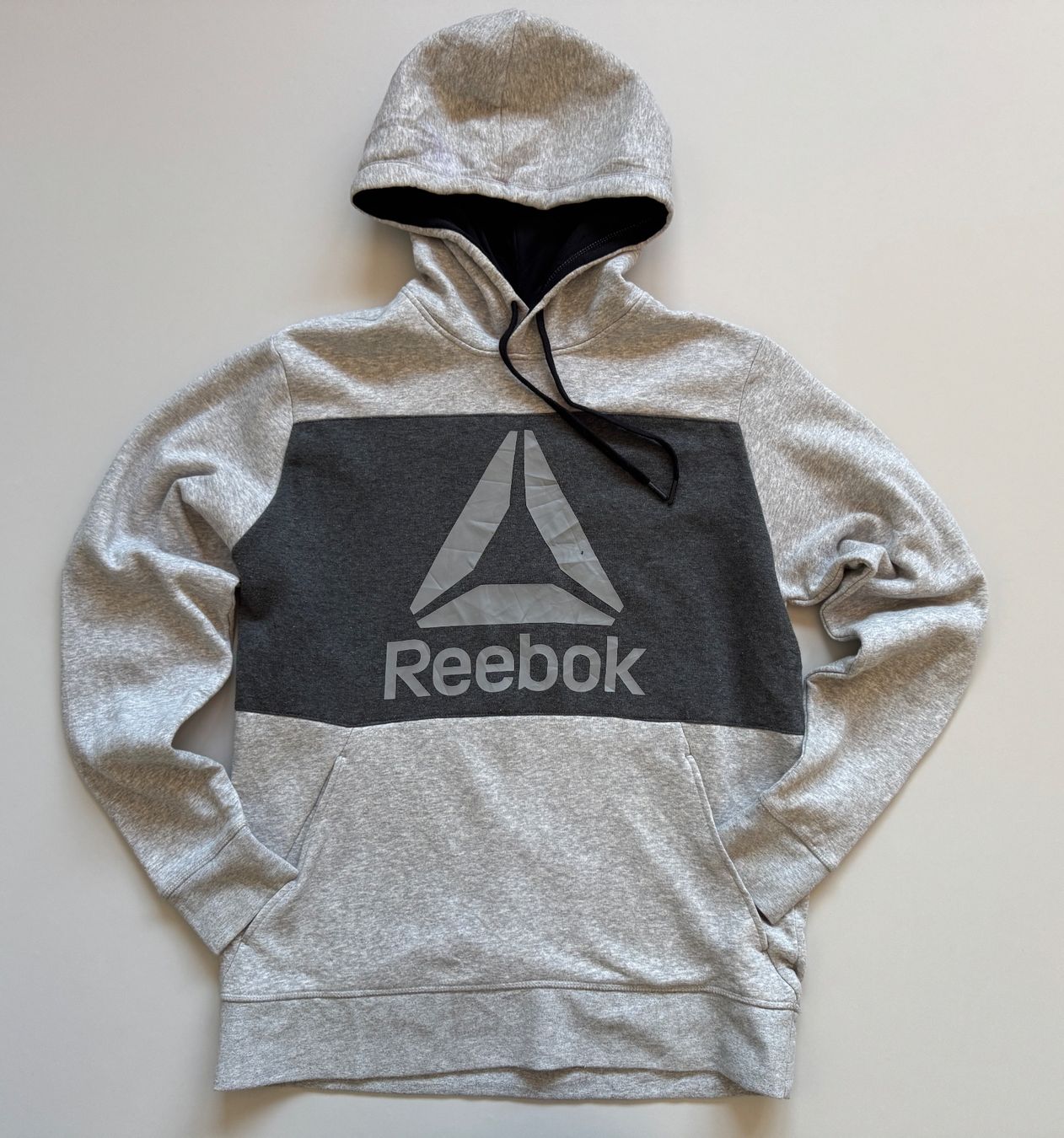 Reebok Maglioni & Felpe: Reebok pullover hoodie Size M – Usato da Neuchâtel venduto da _Easy_to_Find_