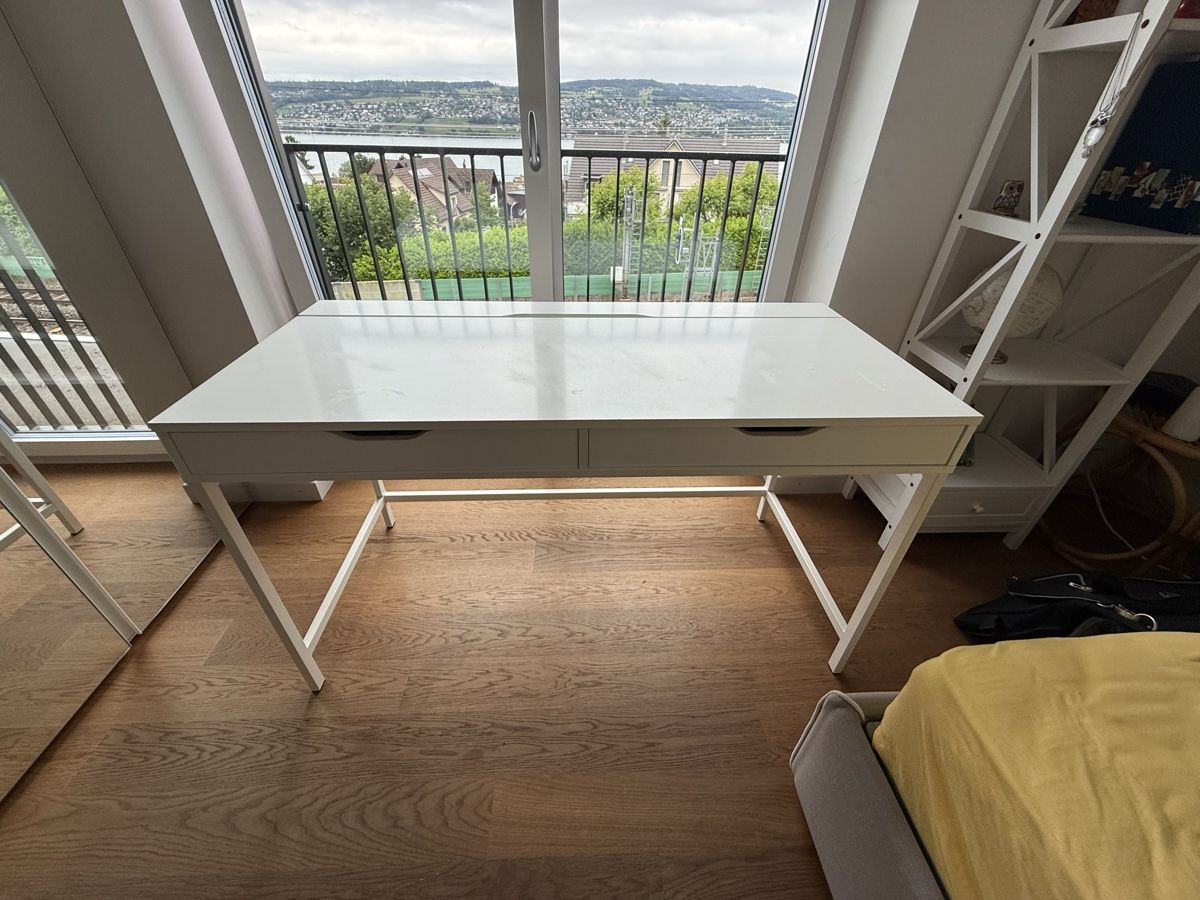 Tavoli: Schreibtisch IKEA weiss 2 Schubladen – Usato da Oberrieden venduto da Sauzer75