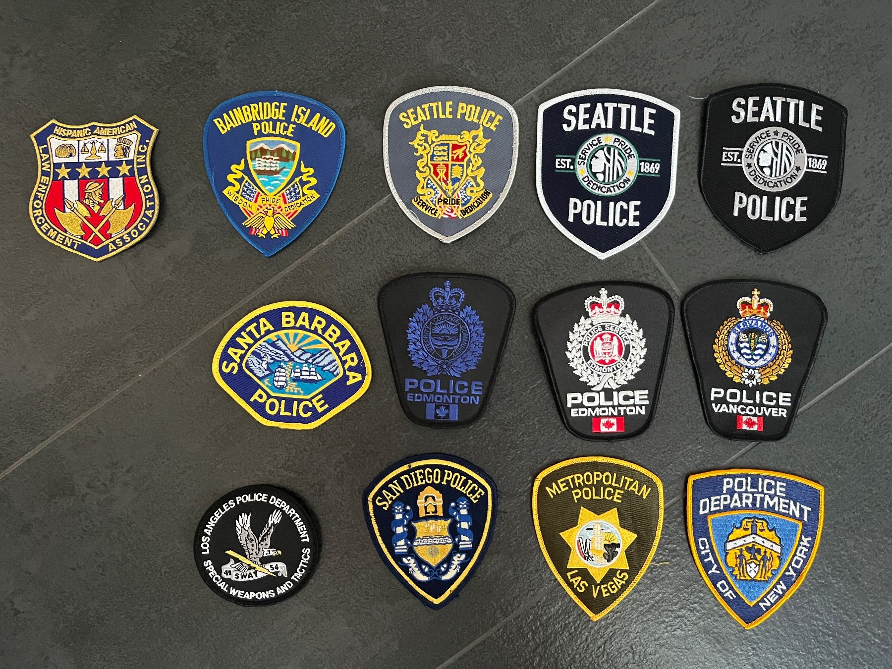 Placchette & Badge: 13 Polizei Abzeichen USA und Kanada – Usato da Egliswil venduto da pokerface47