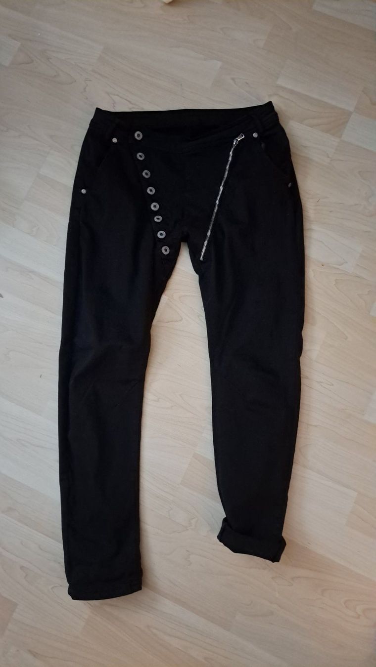 Pantaloni: Coole Schwarze Hose Gr. M – Usato da Winterthur venduto da Dream_of