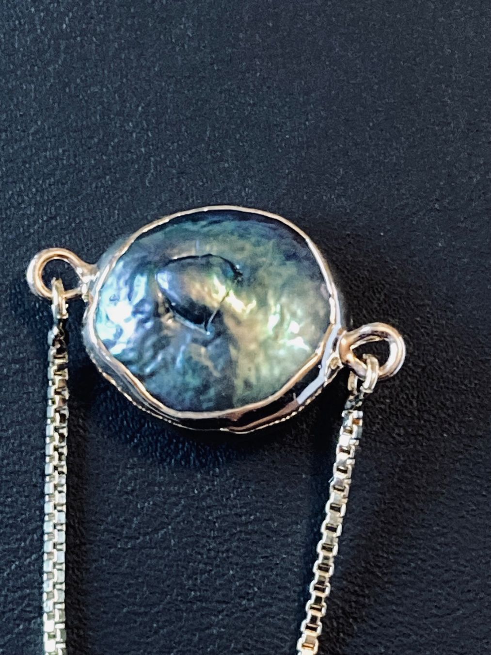 Armbänder & -reifen: Bracelet doré cabochon de nacre sombre – Neu und originalverpackt aus Genève von ct_fqr8 1
