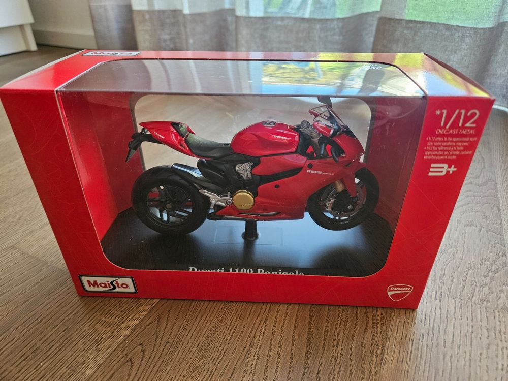 Maisto 1:12 Harley-Davidson CVO Tri Glide Año De Construcción 2021 Rojo Oscuro 32337