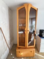 Vitrine aus Holz mit Beleuchtung