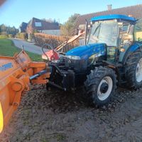 New Holland TD5050 mit Böschungsmulcher und Schneepflug