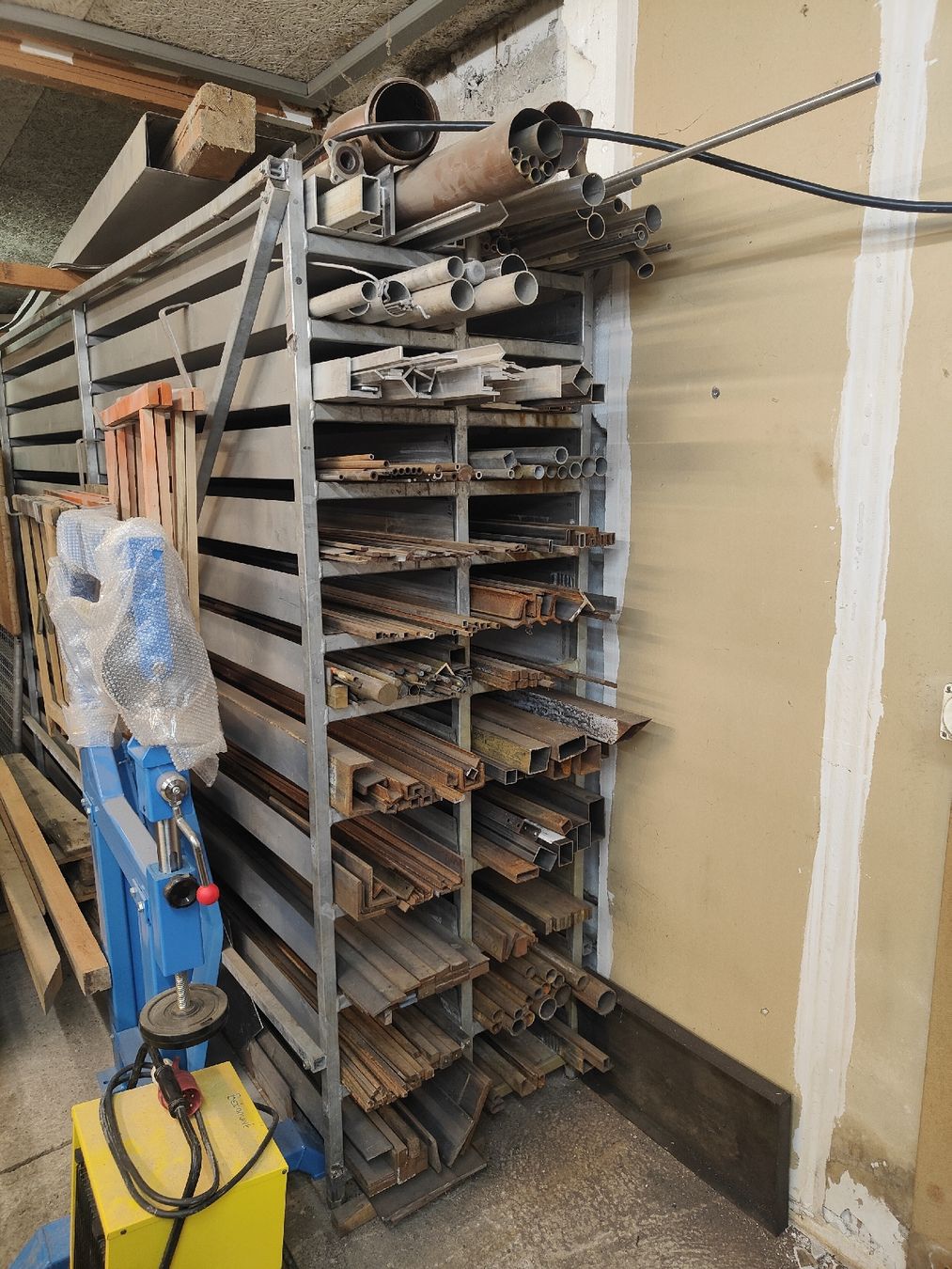 Scaffali: Eisen/Metall ink Materialgestell – Usato da Elgg venduto da Meiasterix