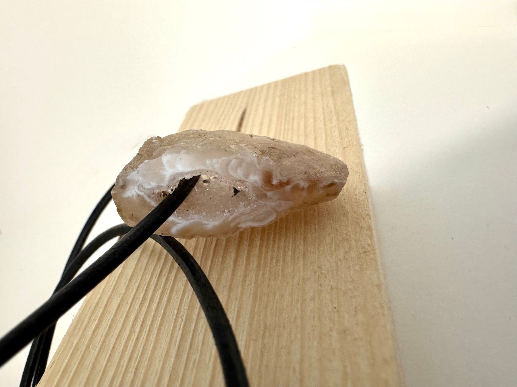 Pietre preziose: Nuss-Geode / Lederkordel – Nuovo (secondo la descrizione) da Biberist venduto da tl-schmuck 1
