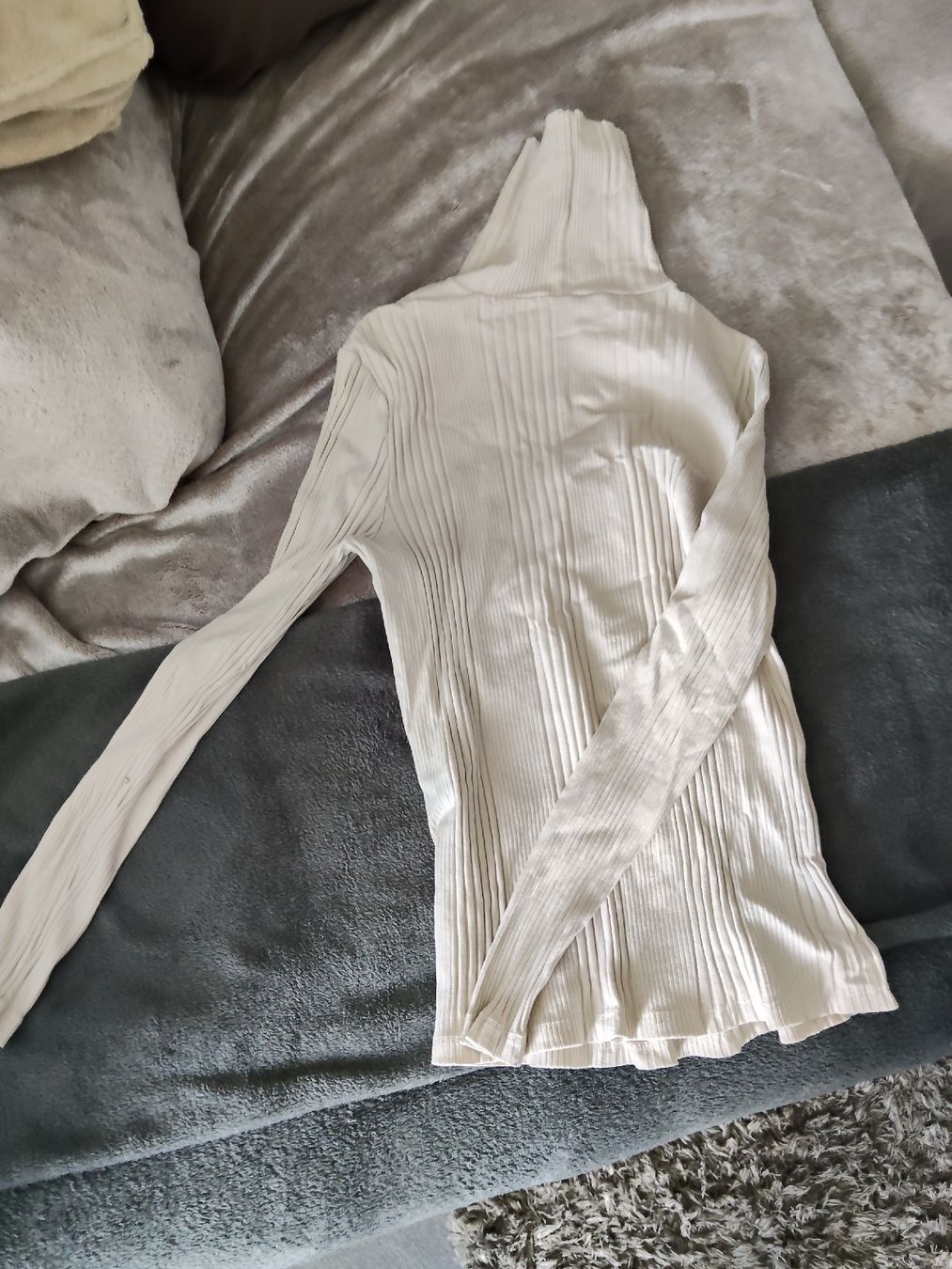 Pullover & Sweatshirts: Rippstrick Pullover Rollkragen Creme Grösse L leicht getrage – Gebraucht aus Sursee von mxl_9cd9