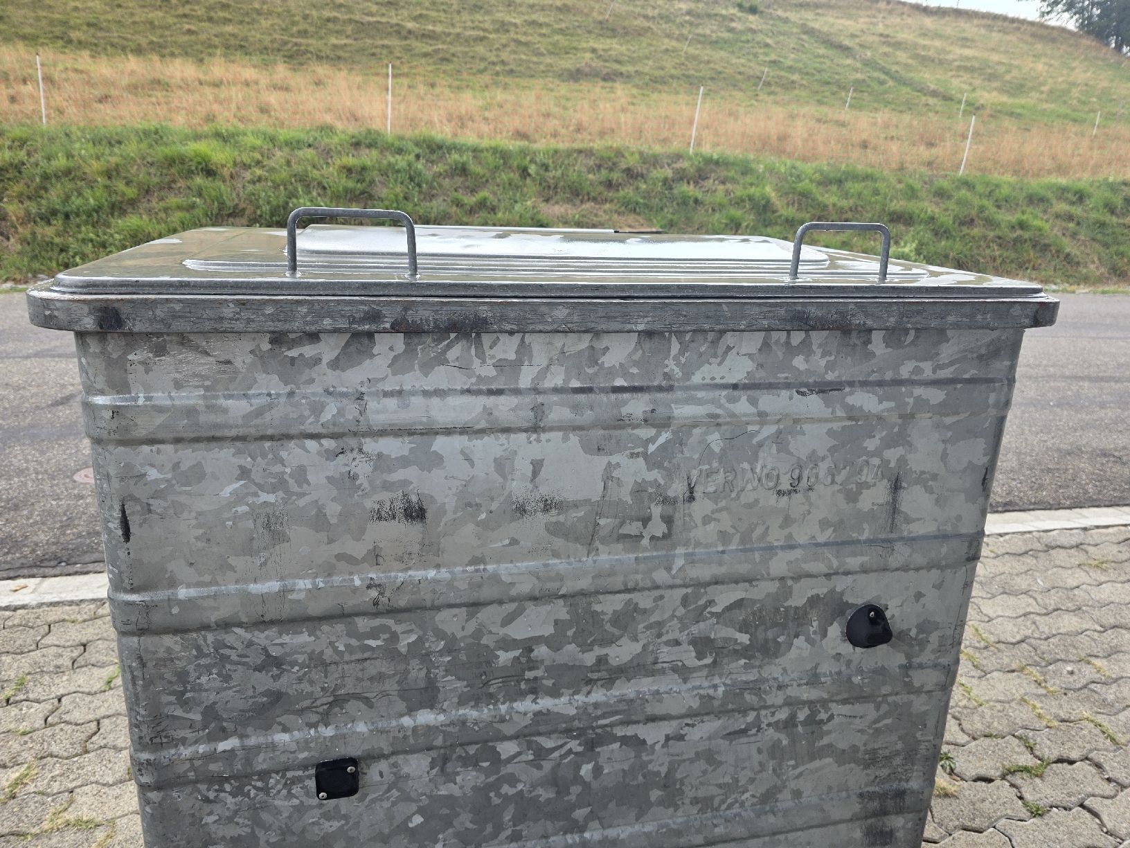Sonstiges für Büro & Gewerbe: Stahlcontainer Verwo 800 Liter – Gebraucht aus Uster von Cruleye 6