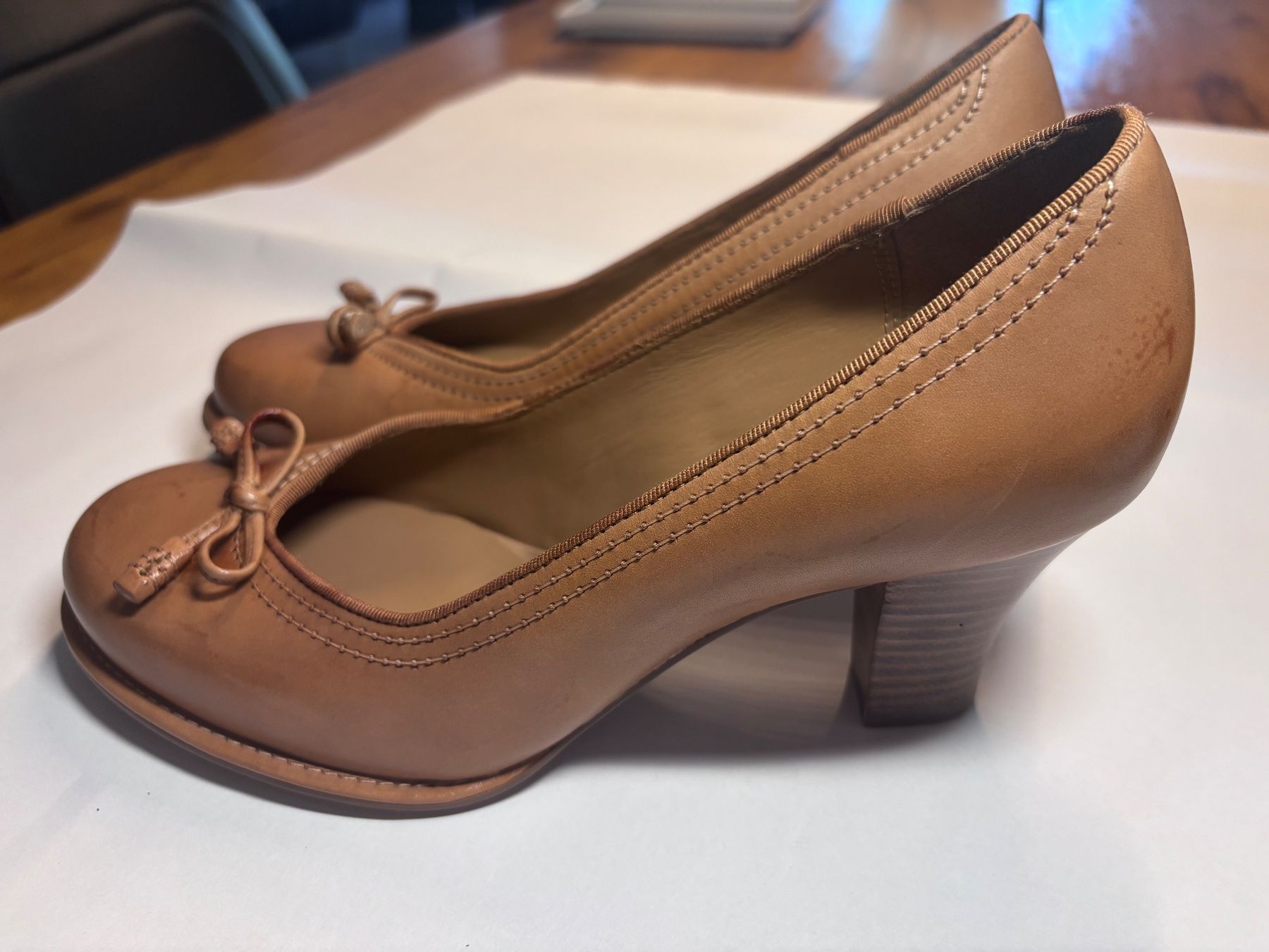 Clarks Chaussures femmes: Hellbraune, Clarks, Blockabsatz Leder Pumps in Gr.38 – D'occasion à Möhlin par MichaBS85 6