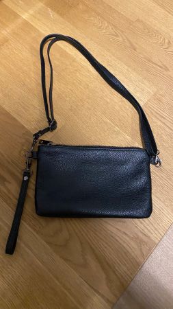 Schlichte, schwarze Umhängetasche aus Leder, neuwertig