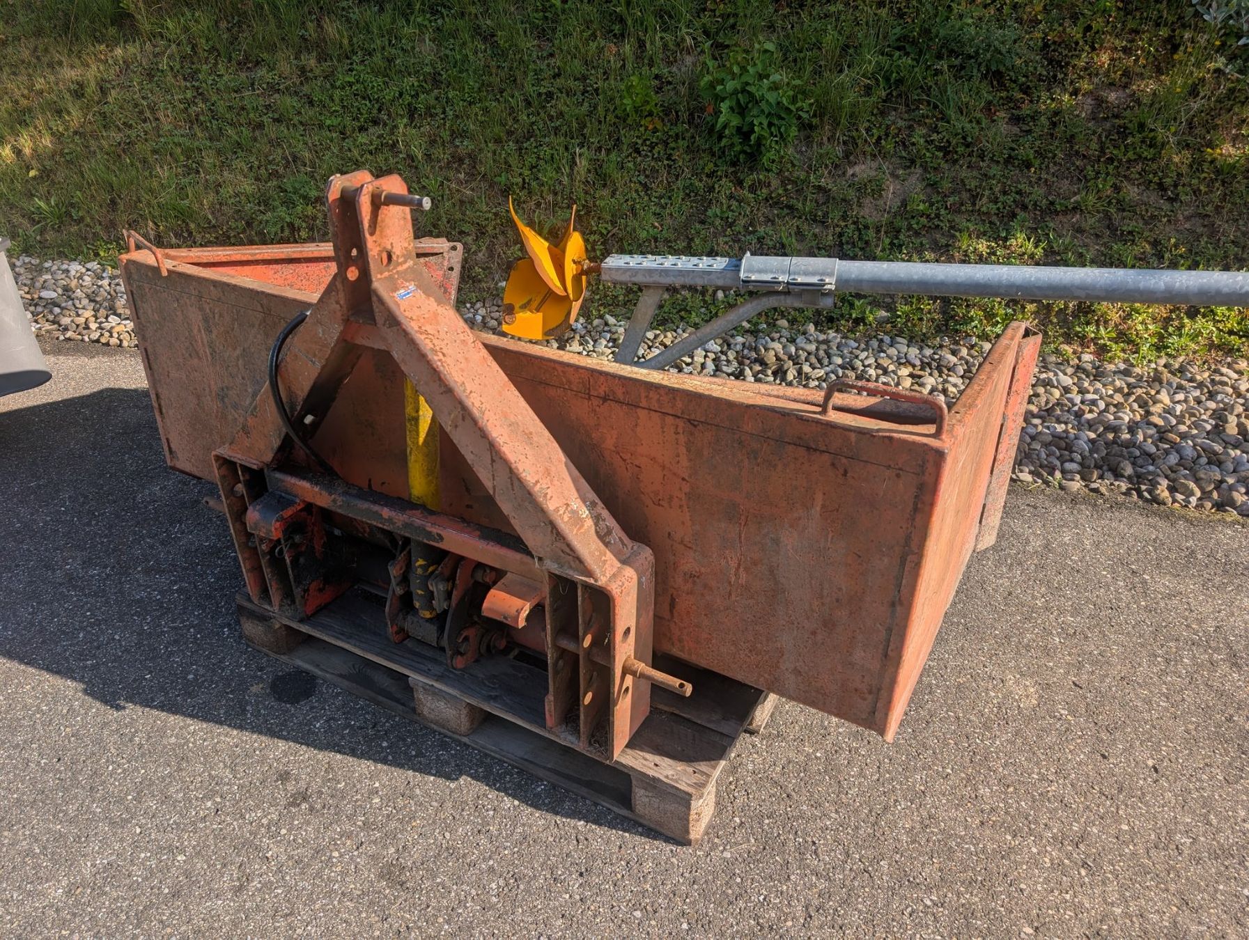 Tutte le macchine: Kippschaufel hydraulisch 180x100 – Usato da Dietschwil venduto da Luchs015 1