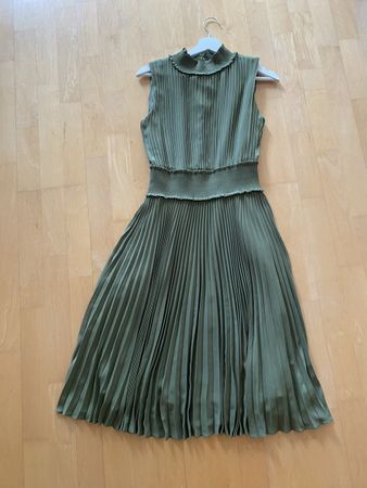 Kleid Faltenrock olive Grösse S/M, neu