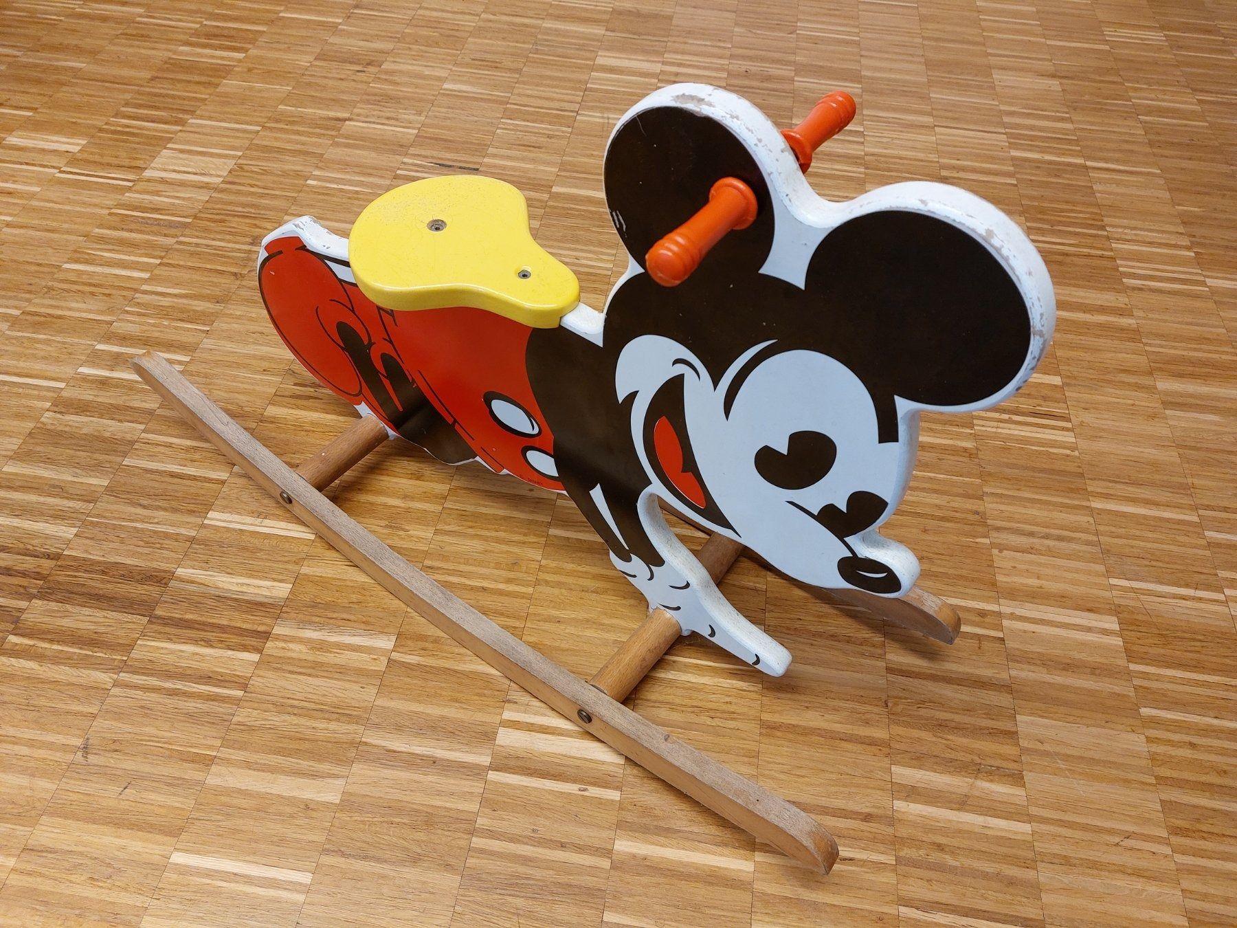 Disney Giocattoli: Mickey Mouse Schaukelpferd – Usato da Wald ZH venduto da MartialArts 2