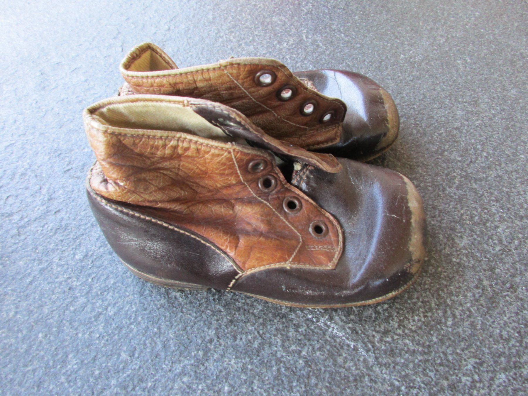 Chaussures garçon: Antike Leder Schuhe – D'occasion à Frick par Schweinchen1965