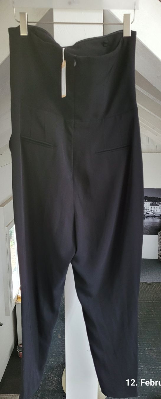 Esprit Tute: Schwarzer Jumpsuit - Elegant und bequem – Usato da Bünzen venduto da Milly32 1