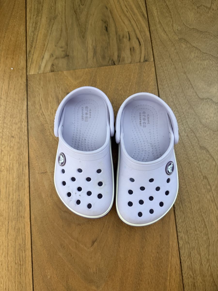 Crocs Chaussures garçon: Süsse Schuhe von Crocs – D'occasion à Au SG par Sukirl