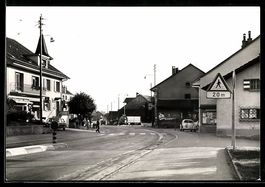 AK Cheseaux, Rue principale avec commerces, piétons et voitu