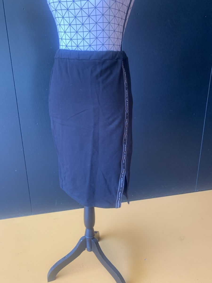 Lotti di vestiti: Rock und Sweatshirt – Usato da Rain venduto da 11. 4