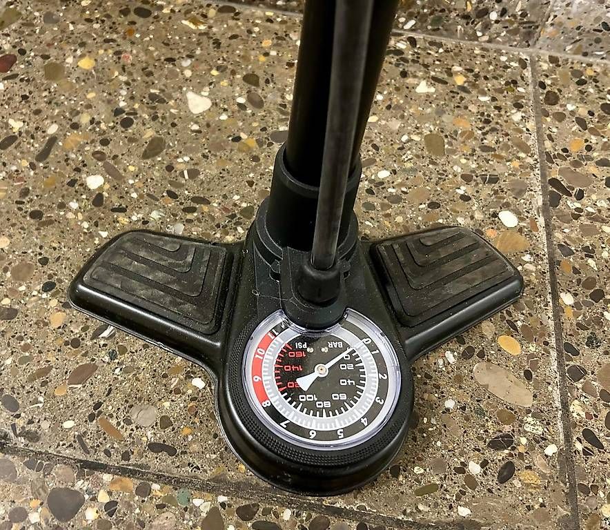 Pompes: Fahrradpumpe SITOKE mit Manometer (VB) – D'occasion à Zürich par chi_mf67 2