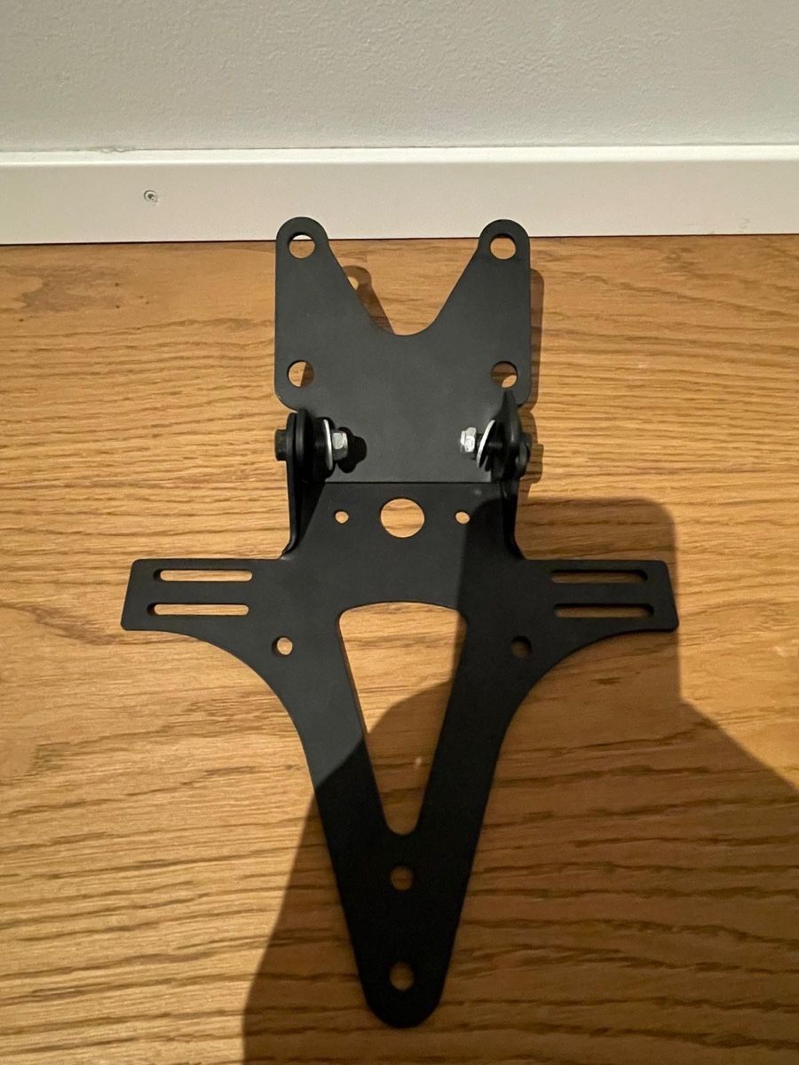 Tutti i ricambio per moto: Nie montierter kurzes Kennzeichenhalter – Nuovo e nell'imballaggio originale da Ostermundigen venduto da Lexington_100 1